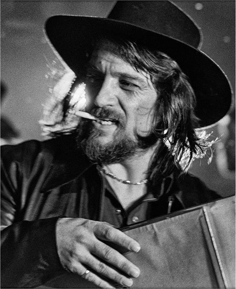 Waylon Jennings – Only Daddy That’ll Walk the Line